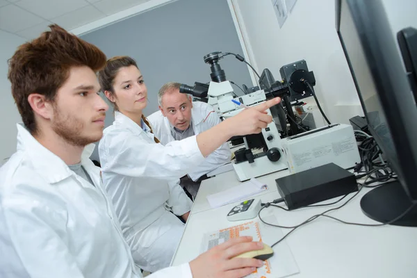 Studenti Používající Počítačovou Laboratoř — Stock fotografie