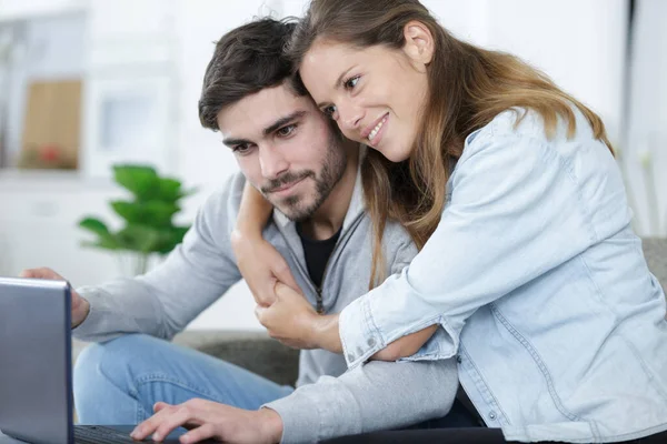 Casal Feliz Usando Laptop Sofá — Fotografia de Stock