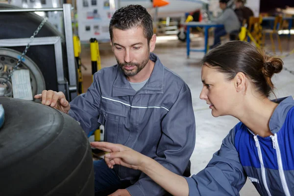 Mechanics Inspecting Aircraft Tire — Stock Photo, Image