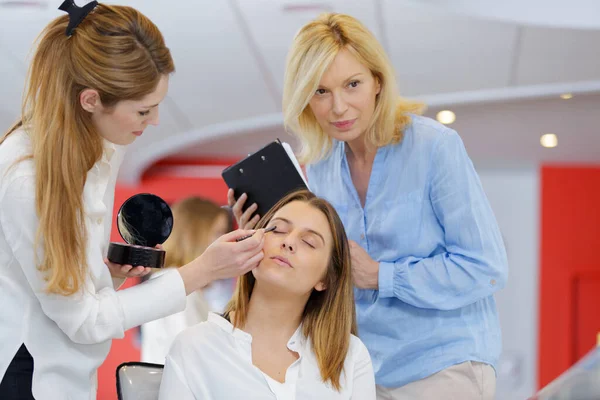 Professionelle Make Lehrer Ausbildung Ihrer Schülerin Mädchen — Stockfoto