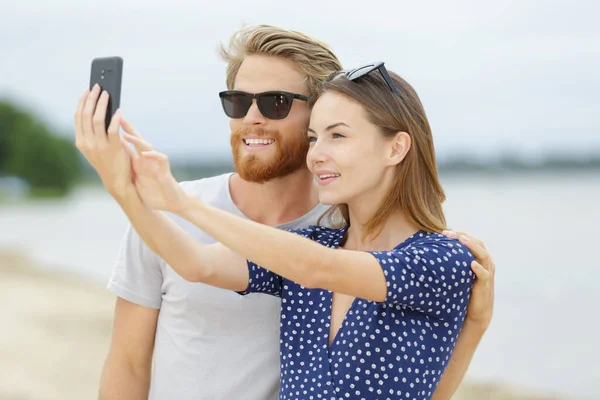 Pareja Tomando Fotos Playa — Foto de Stock