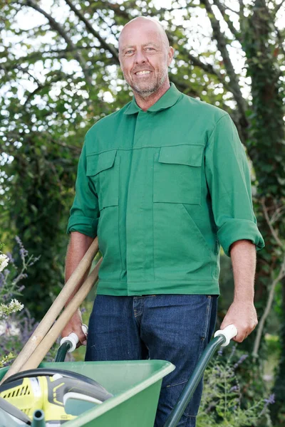 Uomo Sta Tenendo Una Carriola Giardino — Foto Stock