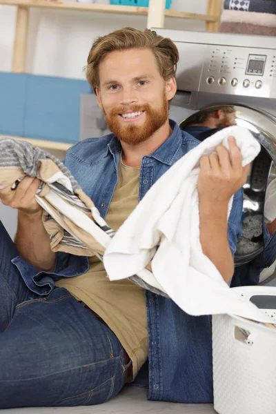 Man Laundry Basket Next Washing Machine — Stock Photo, Image