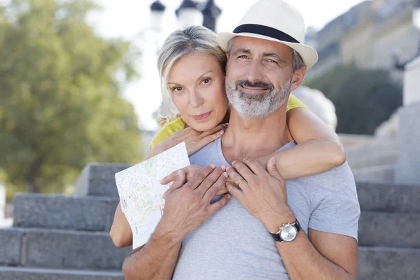 Een Echtpaar Van Middelbare Leeftijd Knuffelen Buiten — Stockfoto