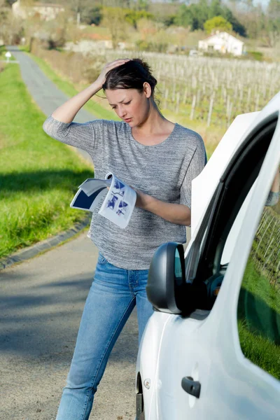 Womn Broken Car Reading Manual Instrucciones —  Fotos de Stock