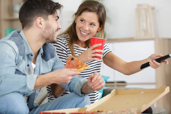 Feliz Joven Pareja Comiendo Pizza Casa — Foto de Stock