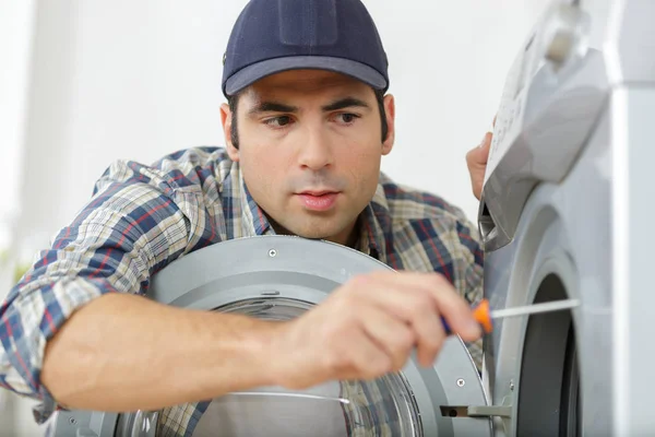洗濯機を固定する配管工 — ストック写真