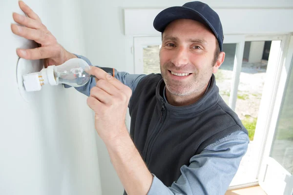 Man Controleert Gloeilampen Werken — Stockfoto