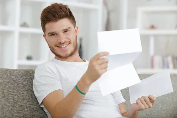 Attraktiver Junger Mann Freut Sich Über Gute Nachrichten — Stockfoto