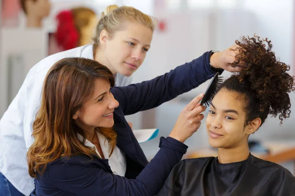 Ein Lehrer Der Einen Friseur Ausbildet — Stockfoto