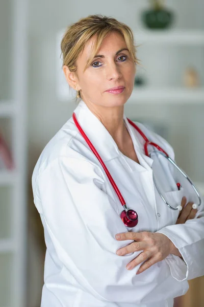 中年女性医師の肖像 — ストック写真