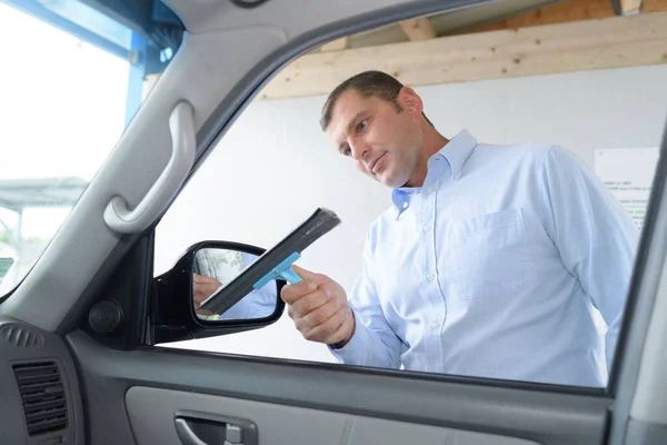 Limpieza Ventana Del Coche — Foto de Stock