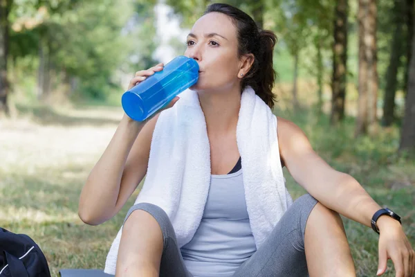 Sporty Woman Drinking Water Outdoors — Stock Photo, Image