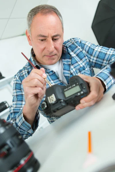 Tecnico Senior Macchina Fotografica Pulizia Con Pennello — Foto Stock