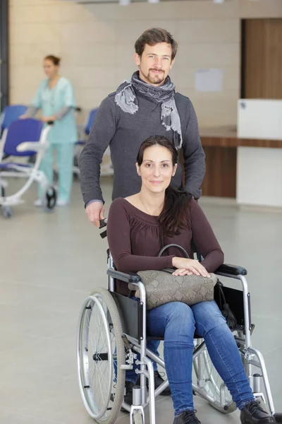 Marido Paciente Sentados Uma Cadeira Rodas — Fotografia de Stock