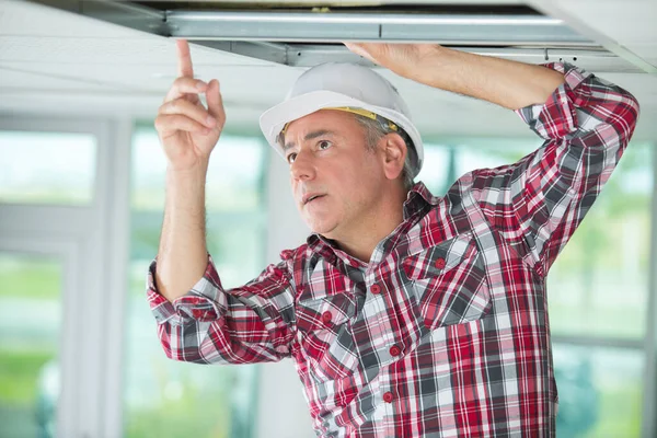 Constructor Mirando Hacia Arriba Techo Dentro Casa Sin Terminar — Foto de Stock