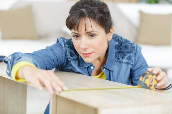 Mujer Trabajando Una Nueva Instalación Muebles — Foto de Stock