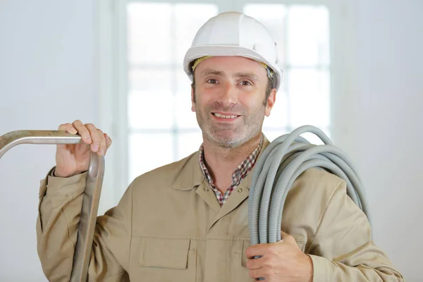 Eletricista Técnico Olhando Para Câmera — Fotografia de Stock