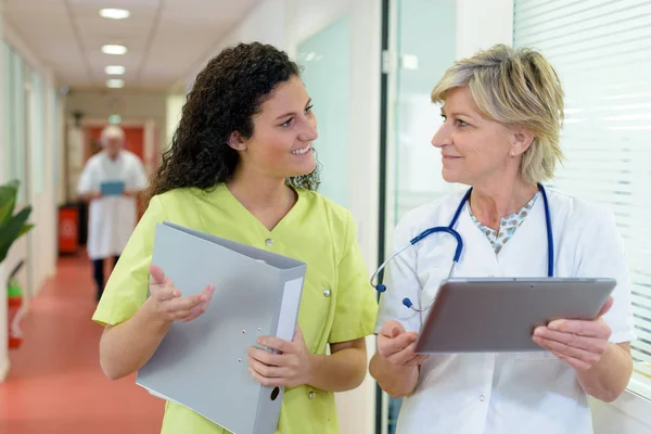 Zwei Ärztinnen Auf Dem Krankenhausflur — Stockfoto