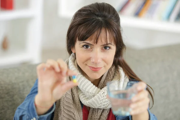 Feliz Mujer Sosteniendo Píldora Vaso Agua Casa —  Fotos de Stock