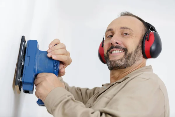 Ein Glücklicher Männlicher Bauarbeiter Schleift Mauer — Stockfoto