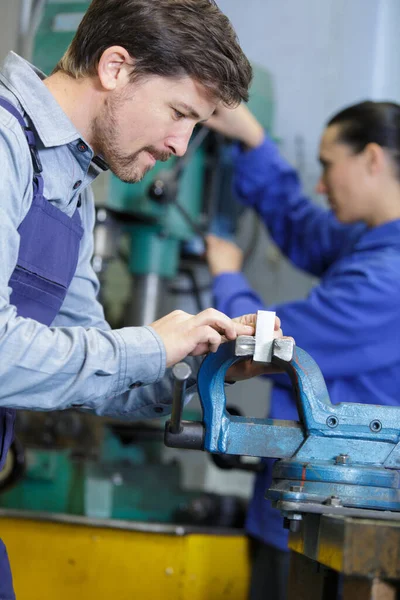 Werkman Die Hout Vastzet Een Bankschroef — Stockfoto