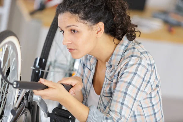 Mujer Joven Bombeando Neumático Bicicleta — Foto de Stock