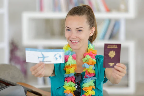 Vrij Gelukkig Meisje Met Paspoort Ticket — Stockfoto