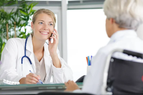 Doctora Teléfono Hablando Con Mujer Mayor — Foto de Stock