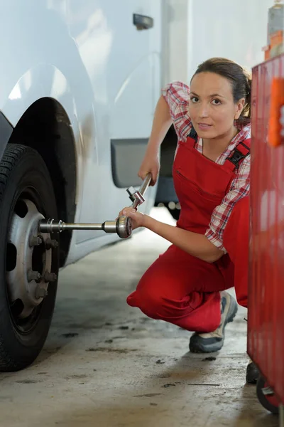 Mechanikerin Untersucht Ein Autorad — Stockfoto