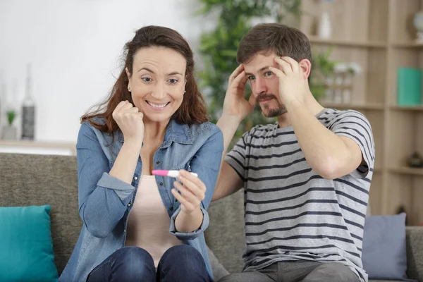 Glückliches Paar Mit Schwangerschaftstest — Stockfoto