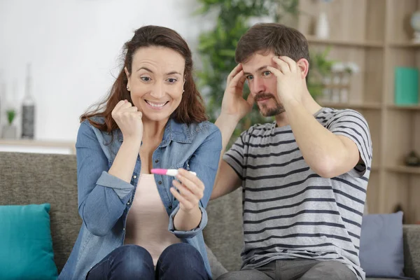 Pareja Feliz Con Prueba Embarazo — Foto de Stock