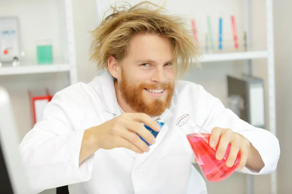 Crazy Wissenschaftler Die Herstellung Mix Aus Chemikalien — Stockfoto