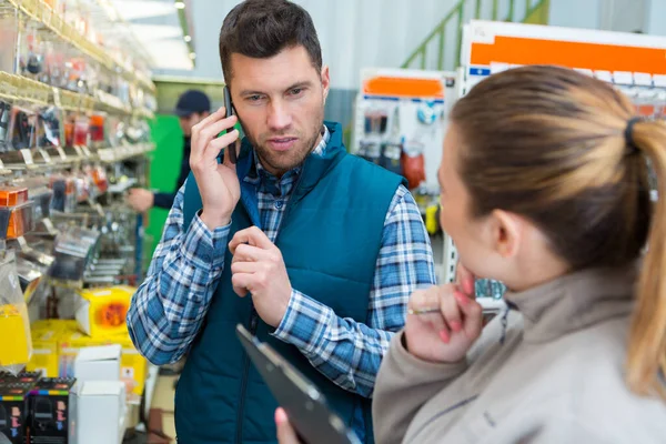 Homem Falando Telefone Inteligente Loja Olhando — Fotografia de Stock