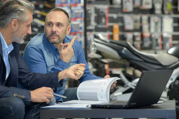 Dearler Och Kund Talar Motorcykel — Stockfoto