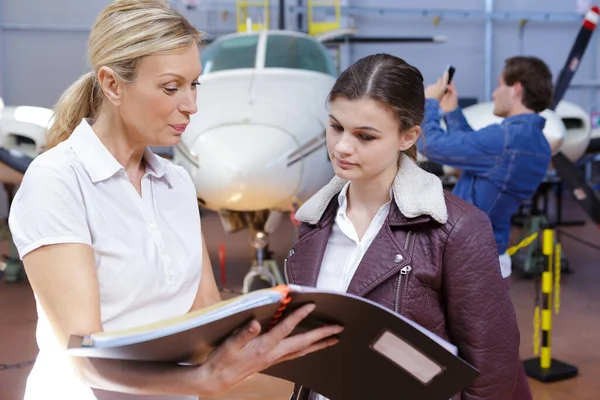 Guia Mostrando Catálogo Para Jovem Mulher Museu Aeronaves — Fotografia de Stock