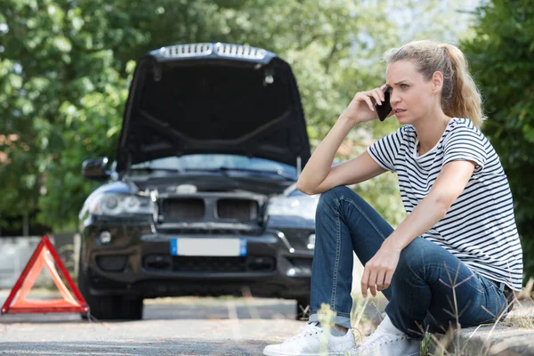 Uppdelad Bil Med Varningstriangel — Stockfoto