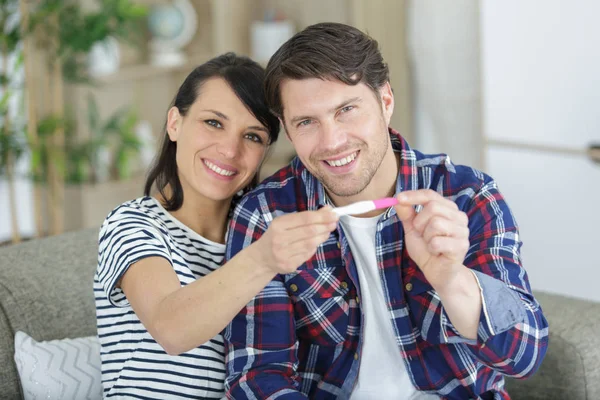 Happy Young Woman Embracing Man Positive Pregnancy Test — Stock Photo, Image