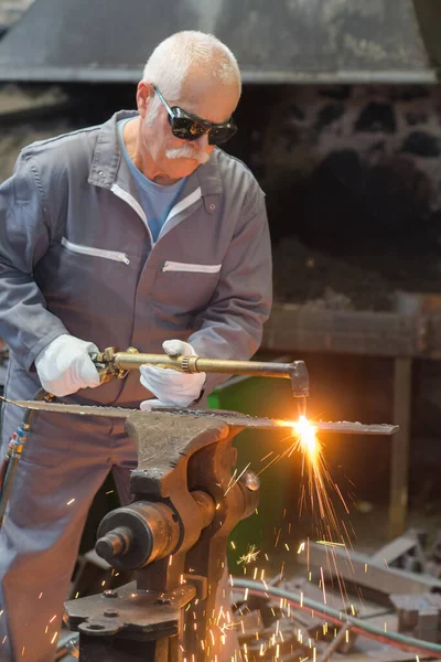 Portrait Worker Cutting Metal — Stock Photo, Image