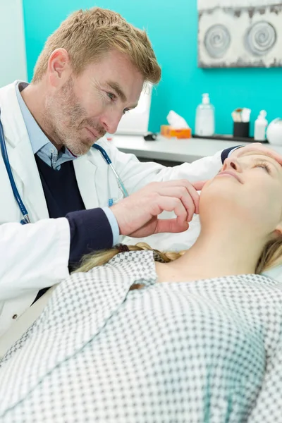 Dermatologista Verificando Pele Paciente Rosto — Fotografia de Stock