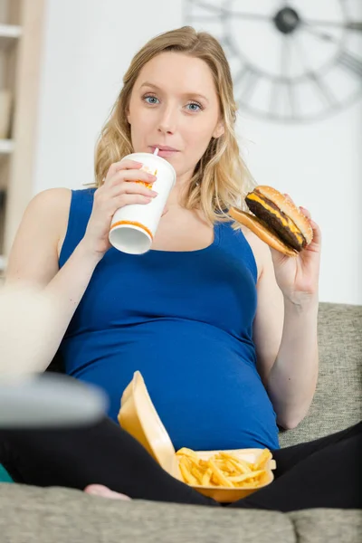 Mujer Embarazada Sofá Con Comida Para Llevar Bebidas Gaseosas — Foto de Stock