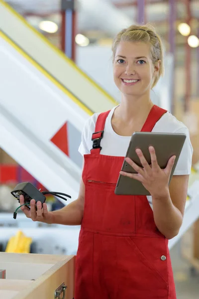 Vrouw Maakt Aantekeningen Een Werkplaats — Stockfoto