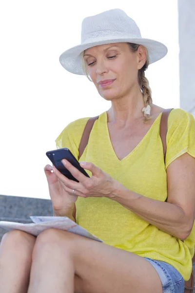 Güzel Yaşlı Gezgin Kadın Cep Telefonunu Kullanıyor — Stok fotoğraf