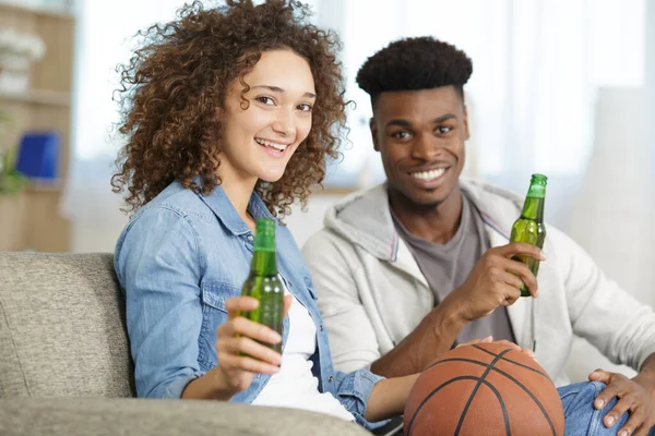 Feliz Pareja Con Cerveza Animando Para Juego Baloncesto Casa —  Fotos de Stock