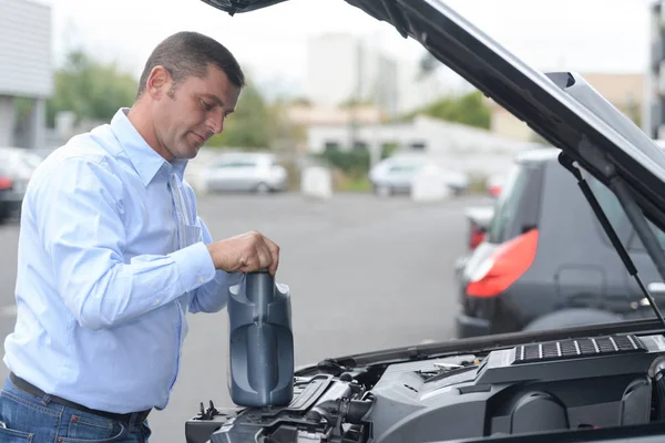 Man Toevoegen Van Vloeistof Voor Het Reinigen Zijn Auto — Stockfoto