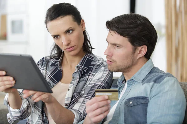 Pareja Preocupada Haciendo Pagos Línea Computadora Portátil Casa — Foto de Stock