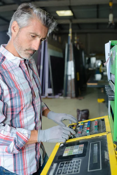 Arbeiter Der Eine Maschine Einer Fabrik Bedient — Stockfoto