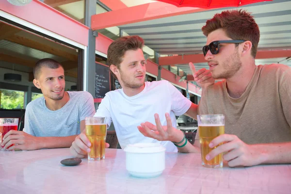 Drie Jonge Mannen Chatten Zat Aan Bar Terras — Stockfoto