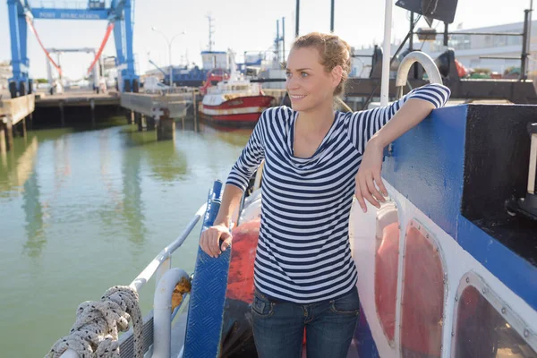 漁港の漁船の甲板上の女性の株式は — ストック写真
