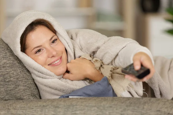 Mujer Con Control Remoto Sofá —  Fotos de Stock